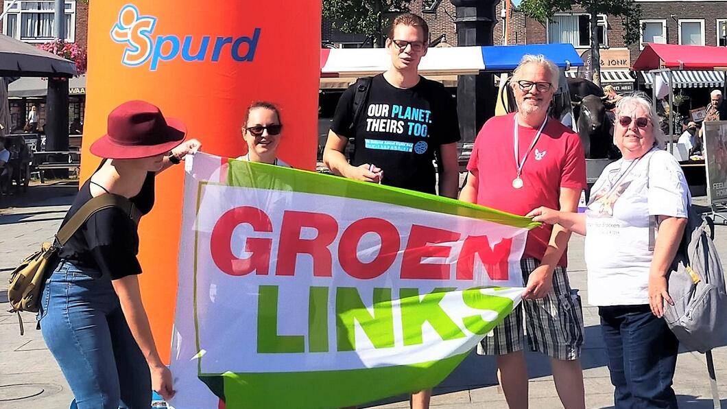 GroenLinks deelnemers aan de Marktstad Walk, 3 september 2022, met GroenLinks vlag