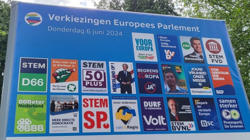 Verkiezingsbord met affiches voor de Europese verkiezingen 2024