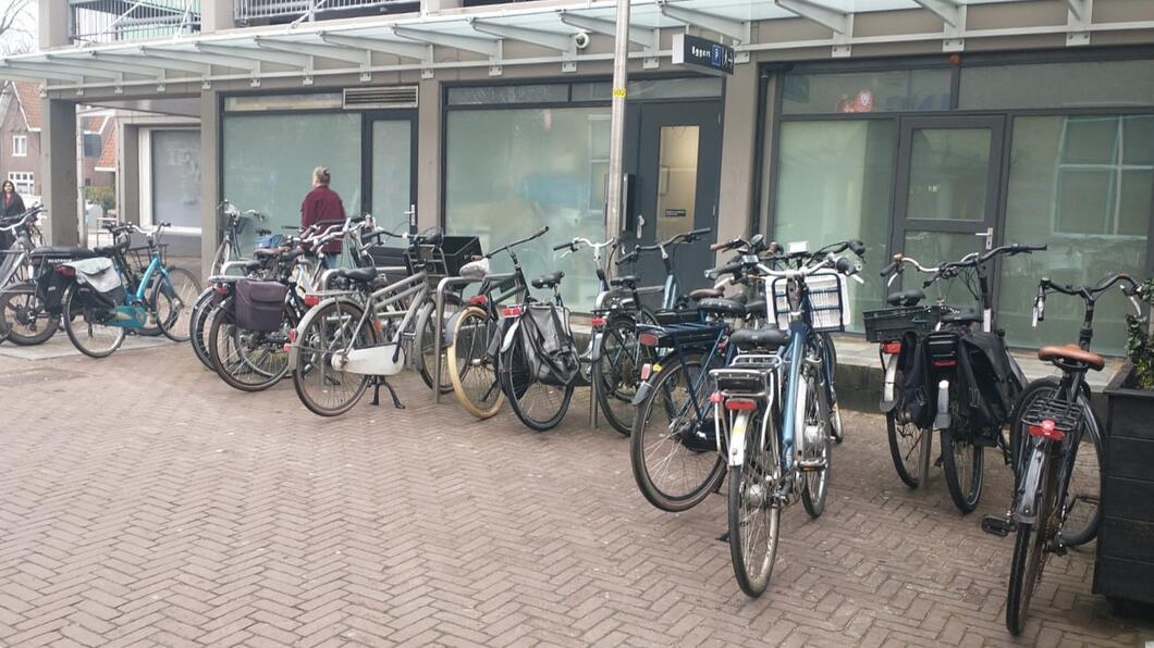 Geparkeerde fietsen in de Koestraat