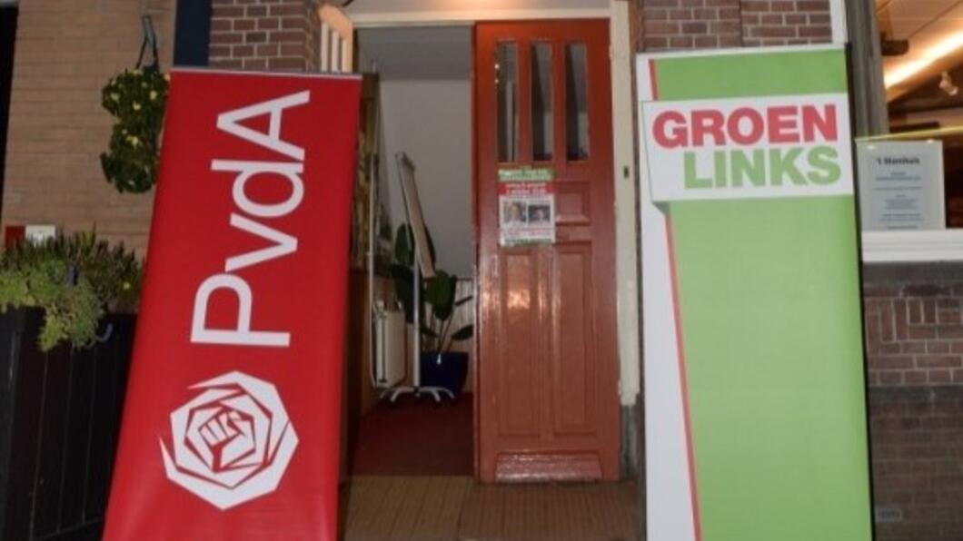 Foto Stamhuis met banieren PvdA en GroenLinks