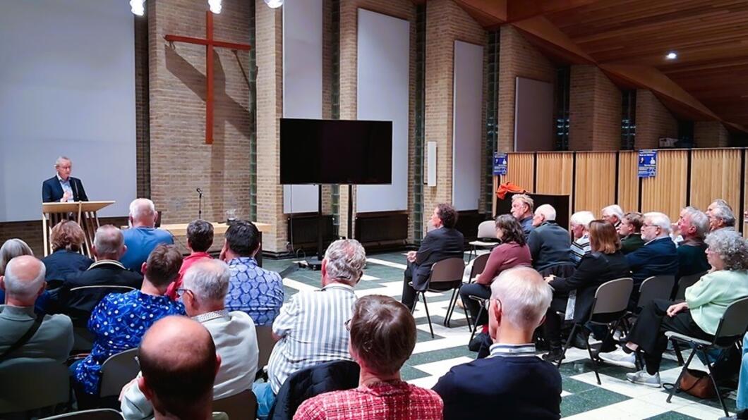 Publiek in de Taborkerk bij de Dag van de Democratie op maandag 15 september 2025