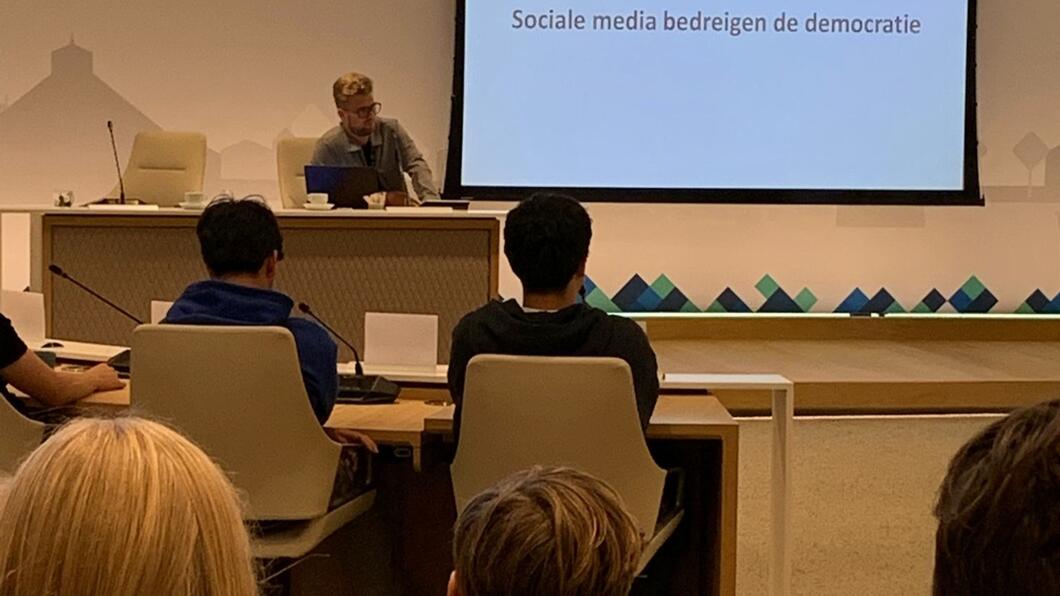 Opname van het scholierendebat onder leiding van Mick Smits, georganiseerd door het comité Dag van de Democratie, september 2025