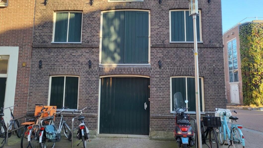 Foto van de buitenzijde van het pand Achter De Kerk 6, onze tijdelijke verkiezingswinkel