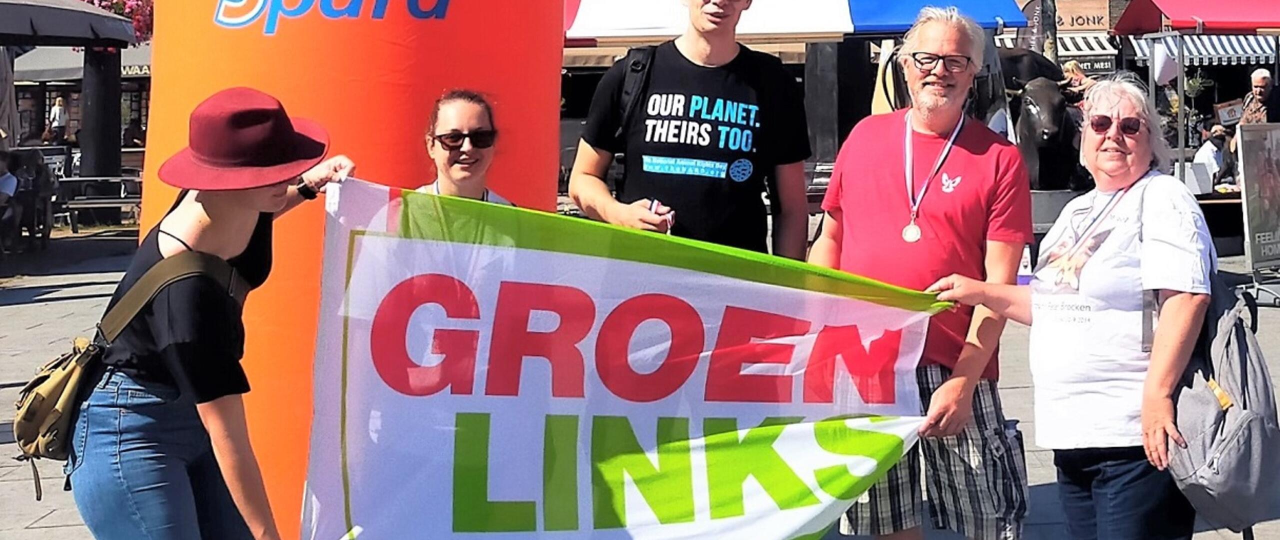 GroenLinks deelnemers aan de Marktstad Walk, 3 september 2022, met GroenLinks vlag