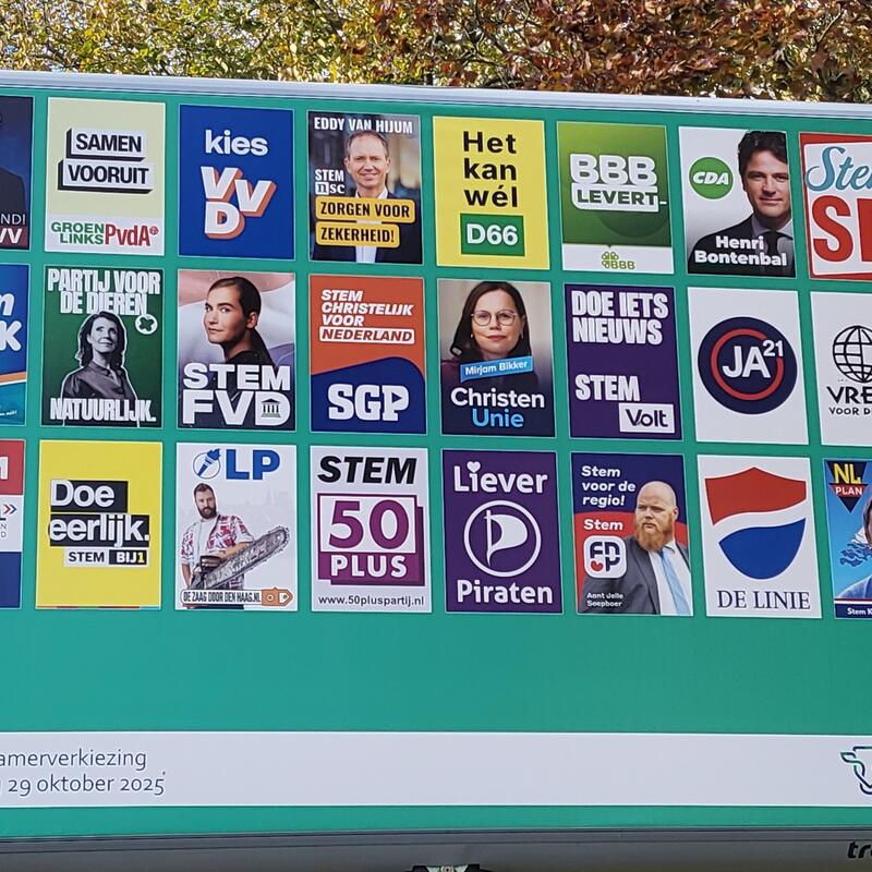 Verzamelde verkiezingsaffiches op een billboard in Middenbeemster