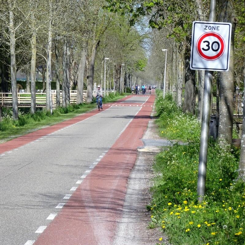 Foto van de Westerweg in de Purmer, 30 km. zone