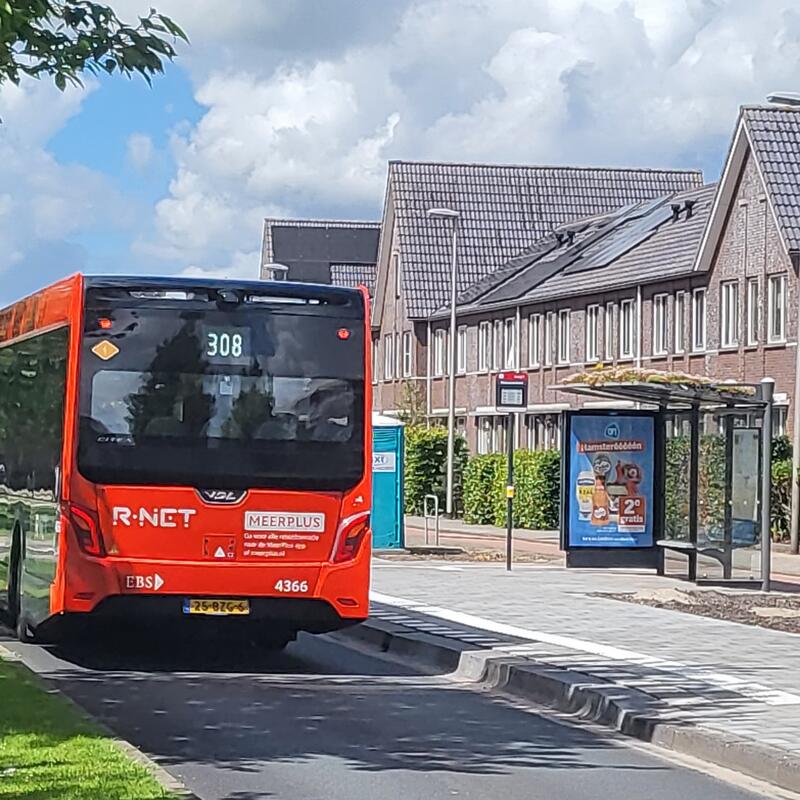 De bushalte Karavaanstraat op de Zambezilaan, met een langsrijdende bus 308
