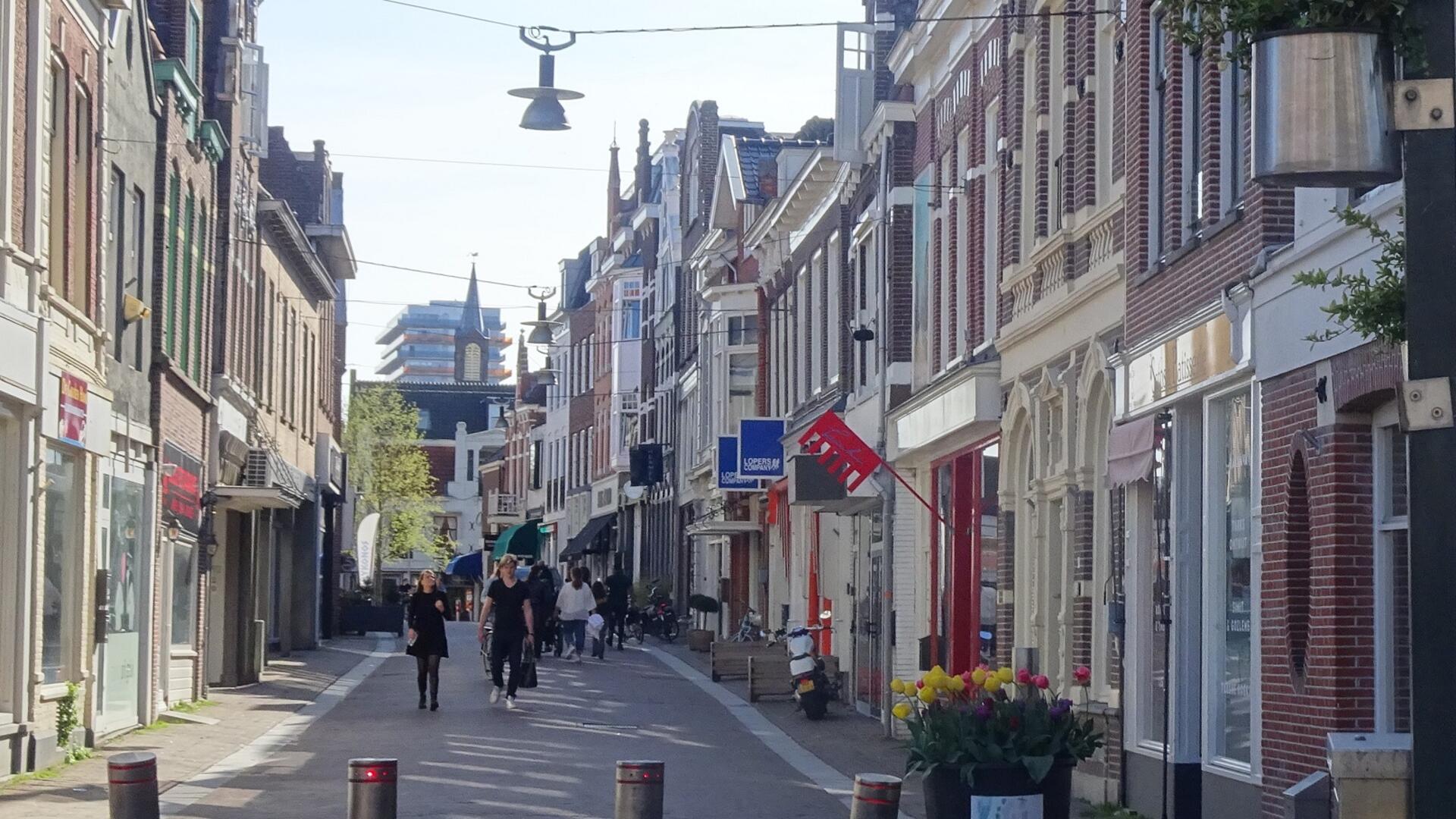 Foto van een winkelstraat in de binnenstad (Peperstraat)