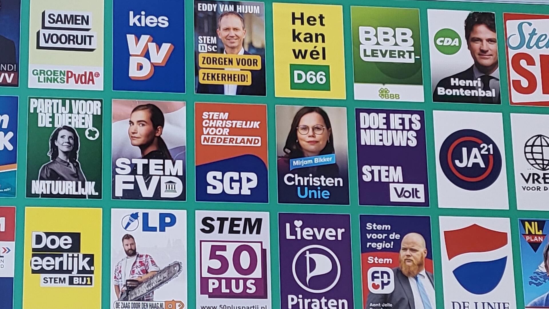 Verzamelde verkiezingsaffiches op een billboard in Middenbeemster