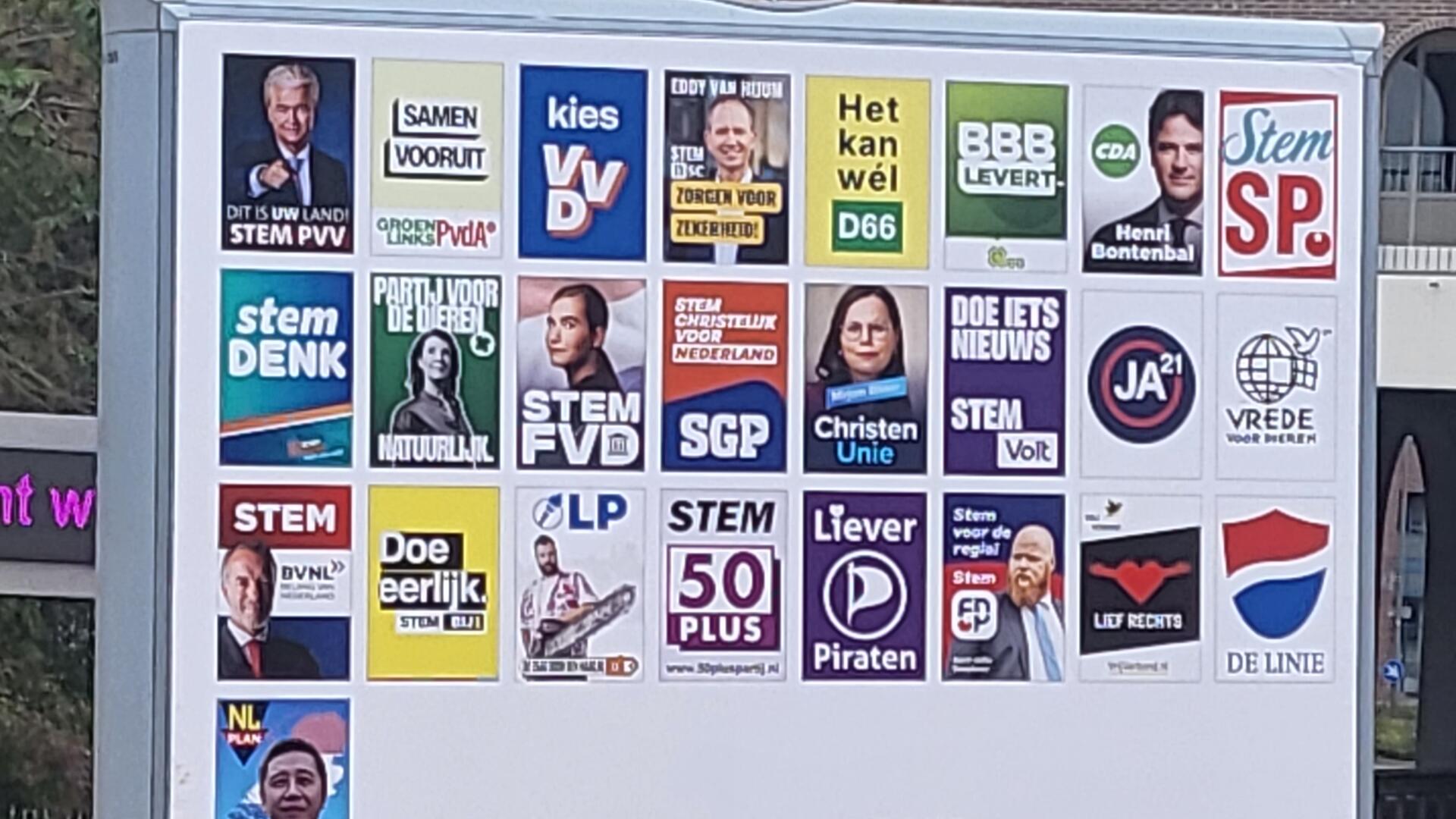 Verzamelde verkiezingsaffiches op een billboard