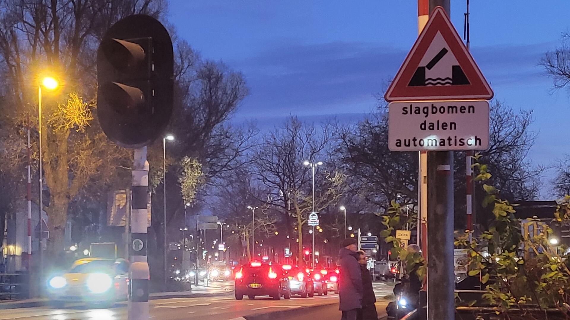 De Beemsterbrug, met file van rode achterlichten