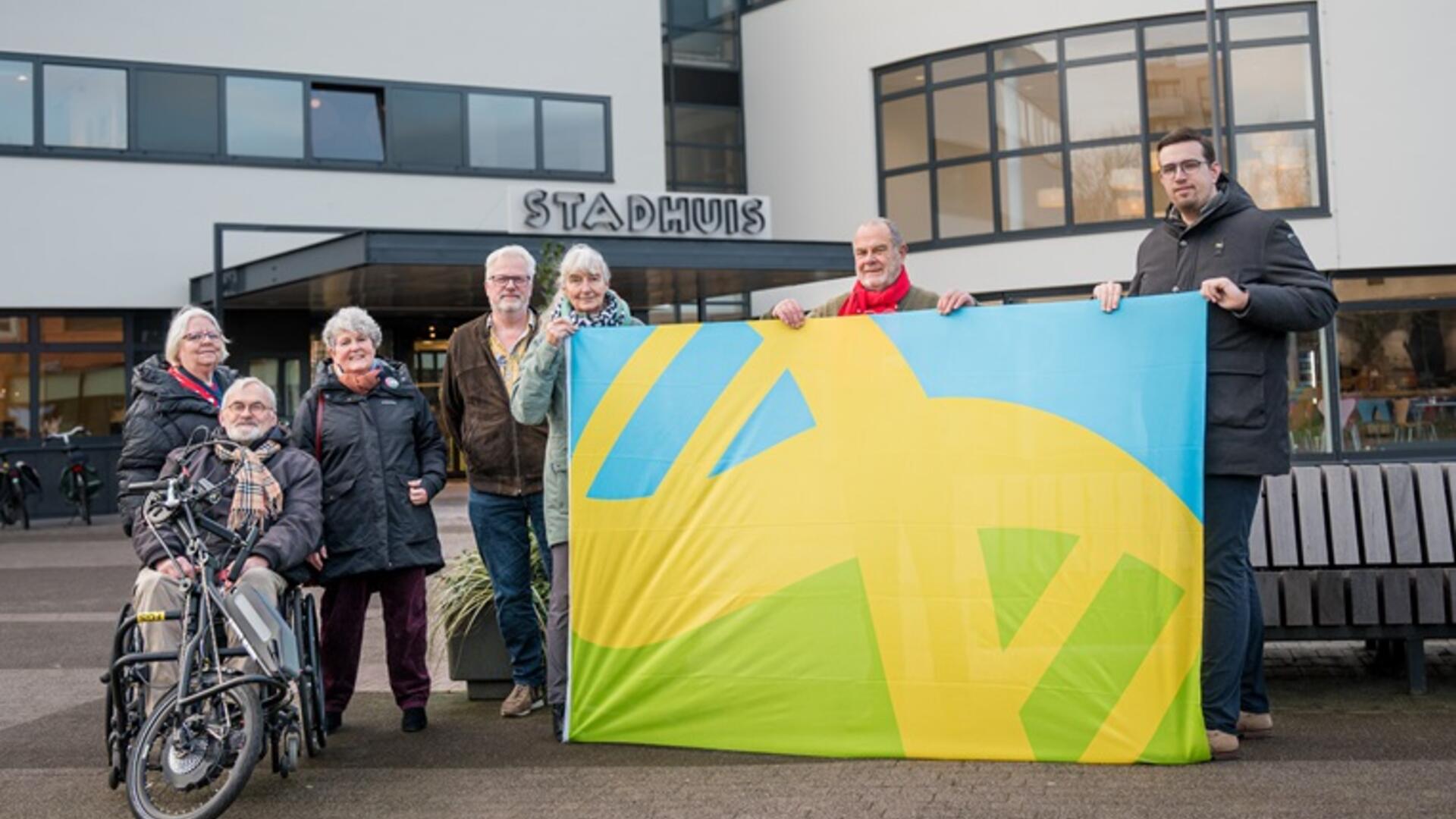 Foto van de Vlag van de Mensenrechten voor het Stadhuis van Purmerend