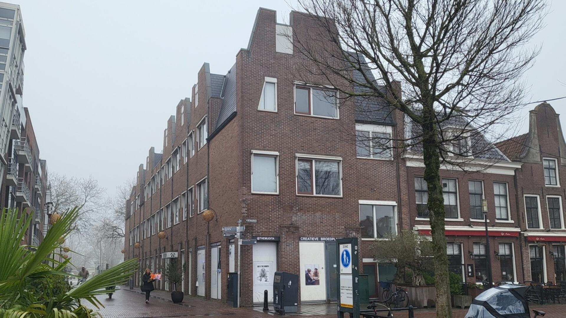 Foto van het voormalige ABN AMRO bankgebouw op de hoek van de Koemarkt en de Kalversteeg