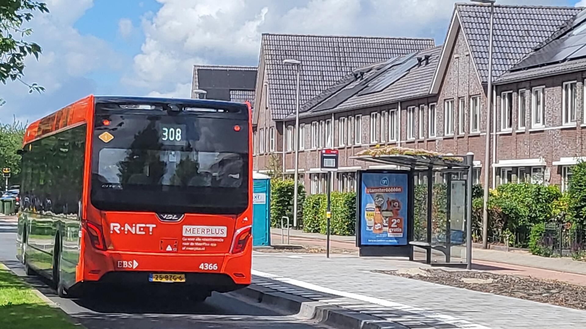 De bushalte Karavaanstraat op de Zambezilaan, met een langsrijdende bus 308