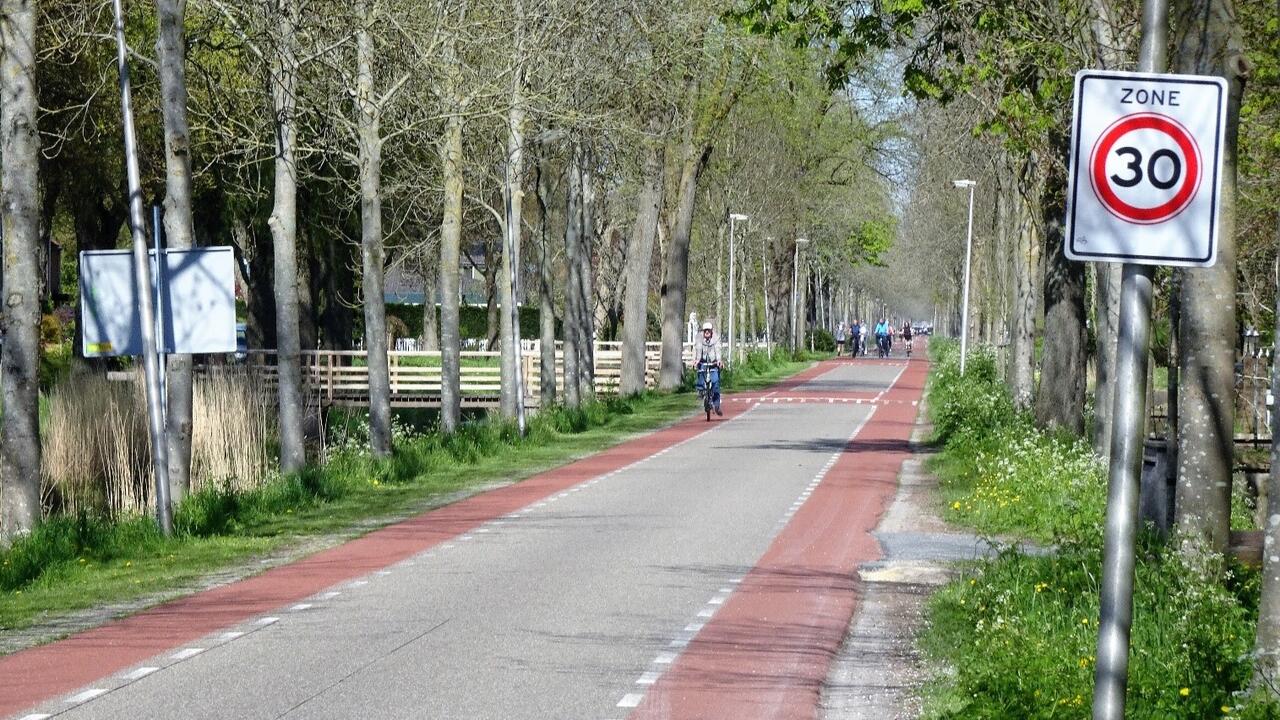 Foto van de Westerweg in de Purmer, 30 km zone