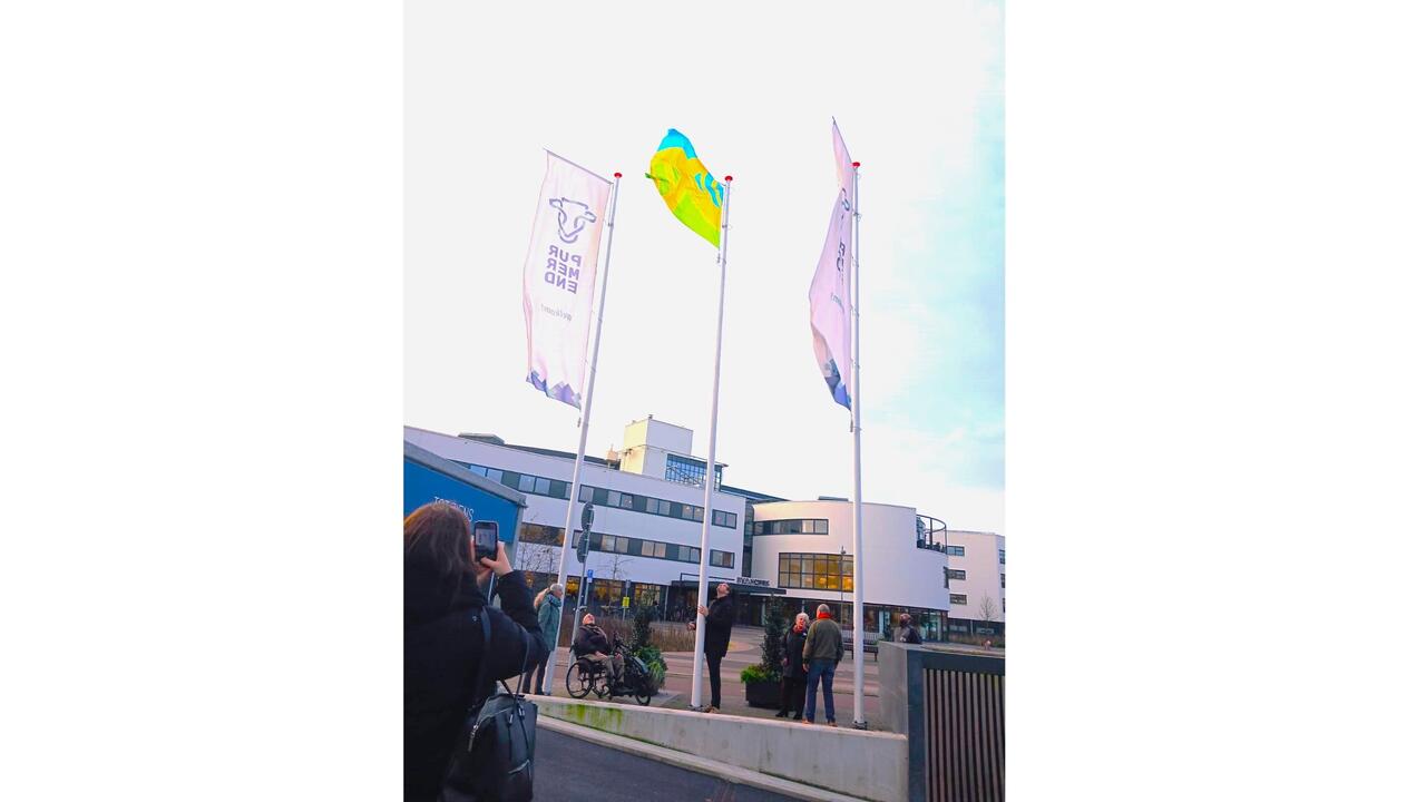 Gehesen vlag van de mensenrechten voor het stadhuis van Purmerend