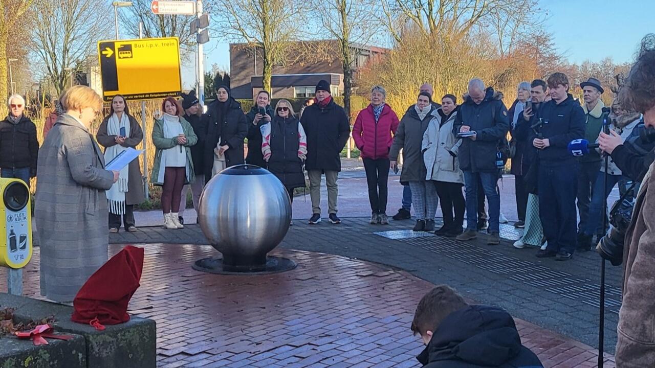 Natalie Saaf tijdens haar toespraak te midden van de toehoorders