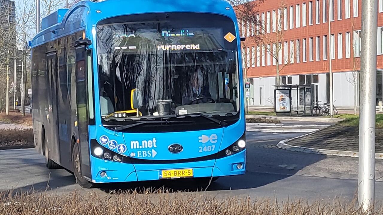 Foto van een autobus op lijn 102