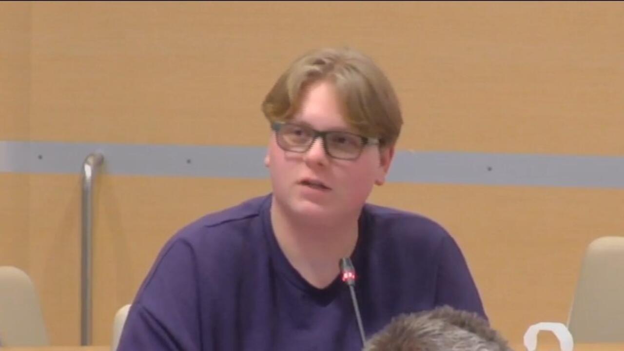 Faber Huisman tijdens zijn speech over De Raad van Morgen, in de commissievergadering van 12 februari 2026